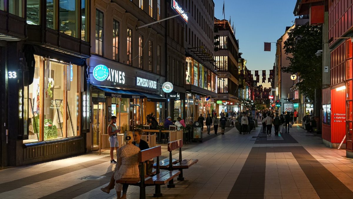 Butiker och caféer längs gågatan Drottninggatan i Stockholm en kväll