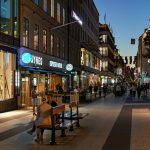 Butiker och caféer längs gågatan Drottninggatan i Stockholm en kväll